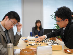 第１回グロービス杯で優勝した一力遼７段（右）と敗者の許家元２段（左）。世界大会で１７年ぶりとなる日本の棋士同士の対局で関心を集めた。（写真＝日本棋院）