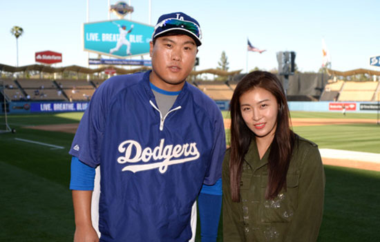 米大リーグＬＡドジャースの柳賢振（リュ・ヒョンジン、左）と女優ハ・ジウォン（写真＝ドジャース公式フォトブログ）