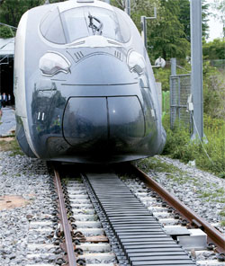 ２０日、京畿道義王市の韓国鉄道技術研究院の試験線で次世代高速鉄道「ＨＥＭＵ」が無線で電力の供給を受け動いている。線路の間に設置された黒い色の給電装置が高周波電力を磁場に変換し、列車下部に取り付けられた集電装置がこれを電力に変える方式だ。（写真＝韓国鉄道技術研究院）