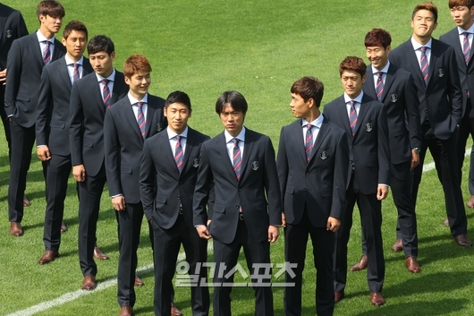 洪明甫（ホン・ミョンボ）監督とＷ杯韓国代表選手