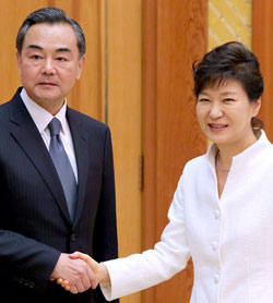 朴槿恵（パク・クネ）大統領は２６日、青瓦台（チョンワデ、大統領府）で王毅外相に会って北核問題などを議論した。（写真＝青瓦台写真記者団）