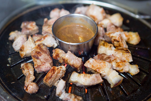 済州旅行に欠けてはならないマストメニューは、脂肪分が少なく肉質が優れているとされる済州黒豚焼肉。その風味と歯ごたえは、一般のサムギョプサルとは比べ物にならないほど！