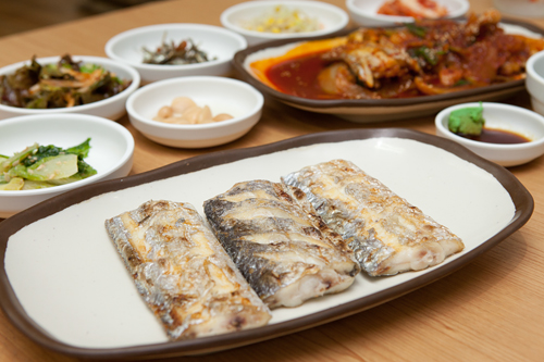 済州島特産物のひとつで、日本でも一般的な太刀魚は、済州島の食堂の定番魚料理です。あっさりいただくなら塩焼き（カルチクイ）、辛口がお好みなら煮付け（カルチチョリム）がおすすめ！