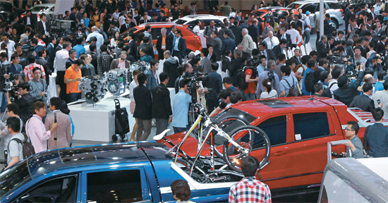 ２０１４釜山（プサン）国際モーターショーが２９日、メディア公開イベントを皮切りに釜山ＢＥＸＣＯで開幕する。今回のイベントには国内外２１社の自動車メーカーが１９８台の新車を展示する。写真は２０１２年釜山国際モーターショーの会場の様子。（写真＝中央フォト）
