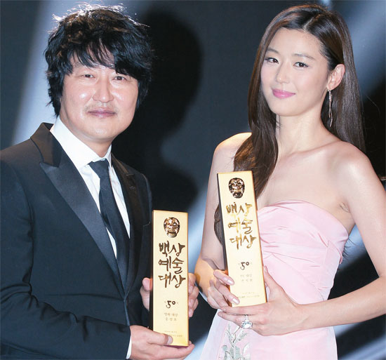 百想芸術大賞で大賞を受賞した俳優ソン・ガンホ（左）と女優チョン・ジヒョン。
