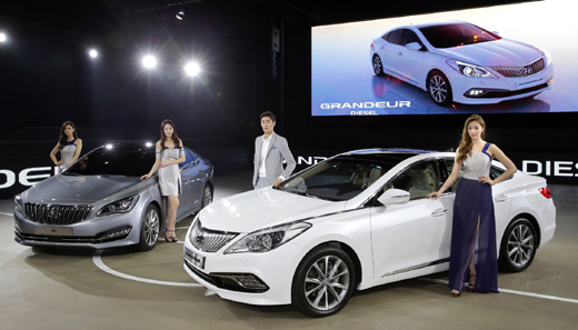 ２０１４釜山国際モーターショーに展示された現代車のグレンジャーディーゼル（右側）とＡＧ。（写真＝現代車提供）