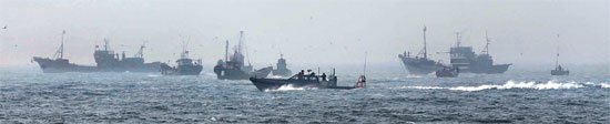 最近、中国漁船が数十隻ずつ固まり、延坪島沖とＮＬＬ南側の漁場に集まっている。先月２日、延坪島の北側２００メートル沖で違法操業中の中国漁船３０余隻を追い出している韓国海軍の高速短艇（真ん中）。