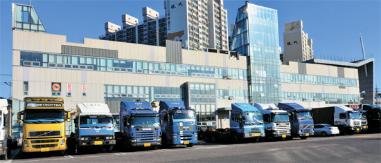 仁川の貨物車専用サービスエリア「ネトラックハウス」にトラックが並んでいる。運転手はここで給油・整備のほか、食事・洗濯なども解決できる。（写真＝ネトラック）