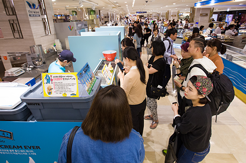 明洞（ミョンドン）にある「ロッテ百貨店 本店」地下１階に釜山（プサン）発祥のあるお店が６月３０日（月）までの期間限定でオープン！平日にもかかわらずたくさんの人が足を止めるそのお店の正体は？