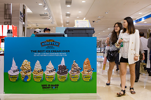 カップにこんもりと盛られた変り種ソフトクリームを販売する「Ｓｗｅｅｔ　ＭＯＮＳＴＥＲ（スウィートモンスター）」です！今までにない味とボリューム感のある見た目で女性を中心に人気を呼んでいます。