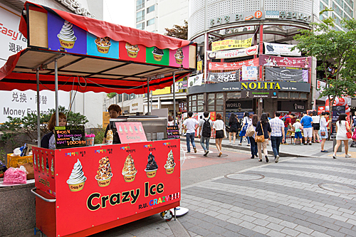 あまりの人気ぶりから若者の街・弘大（ホンデ）には類似露店「Ｃｒａｚｙ　Ｉｃｅ（クレイジーアイス）」が登場。こちらは５つの味を楽しめ、やはり一番人気はポップコーンが盛られた「クレイジーポップコーン」（４，５００ウォン）なのだそう。