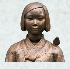 ソウルの在韓日本大使館前にある慰安婦少女像。