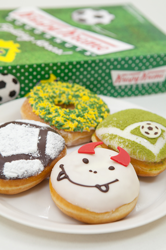 ドーナツ店「Ｋｒｉｓｐｙ　Ｋｒｅｍｅ」では、ワールドカップ限定ドーナツを販売中。サッカーボールや韓国代表サポーター「プルグンアンマ（赤い悪魔）」、コーナーキック、ブラジルカラーまで４種類。価格は１、５００～１，６００ウォンとお手頃で、まとめ買いや応援時の差し入れにもぴったり。