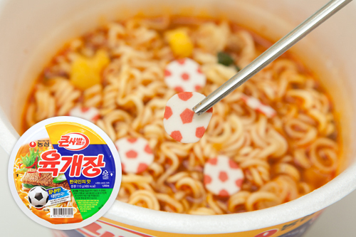 応援のシメにカップラーメンはいかが？農心のインスタントラーメン「ユッケジャンサバルミョン」は、期間限定でカマボコがかわいらしいサッカーボールに変身中！期間限定のおみやげとしても喜ばれそうです。ワールドカップ期間中に韓国を旅行する際は、韓国だけで味わえるワールドカップ限定メニューもご賞味あれ。