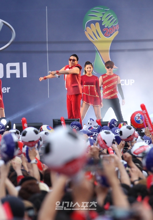 ＰＳＹ（サイ）のワールドカップ（Ｗ杯）街頭応援祝賀舞台の様子。