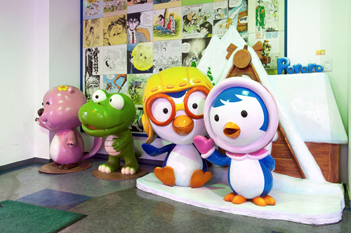 子どもペンギンのポロロと仲間たちの話を描いたアニメ「ポロンポロン ポロロ」は２００３年にスタート。まあるいゴーグルにパイロット帽子をかぶった愛くるしい姿は韓国だけでなく、世界中の子どもたちも魅了。アニメは中国など１１０カ国以上に輸出され高い人気を得ています。