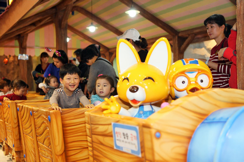 一方、ソウル・新道林（シンドリム）駅直結の複合空間「Ｄ－ＣＵＢＥ　ＣＩＴＹ」には、ポロロのテーマパーク「ポロロ・パーク」もあり、週末になると親子連れで大賑わい。子ども連れで来韓の際は、ポロロと一緒に楽しい時間を過ごしてみてはいかがでしょうか？