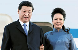 中国の習近平国家主席と彭麗媛夫人が昨年６月、米カリフォルニア州のオンタリオ国際空港に到着して腕組みをして降りてくる姿。（写真＝中央フォト）