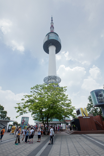 ソウルの景色が一望できるランドマーク・Ｎソウルタワー。周辺には南山（ナムサン）公園が広がり、夏本番を前に、青く澄んだ空と鮮やかな緑を楽しもうと多くの人が訪れています。