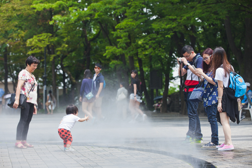 噴水前ではきゃっきゃとはしゃぎながら水遊びを楽しむ子どもたちも。その愛らしい表情を逃さぬよう、カメラを構えるお父さんたちの姿も印象的です。