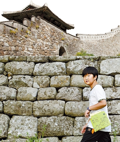 （上の写真）南漢山城の東門。（下の写真）南漢山城の西門の外壁道を歩いている学生記者のチャン・チャンヒ君。