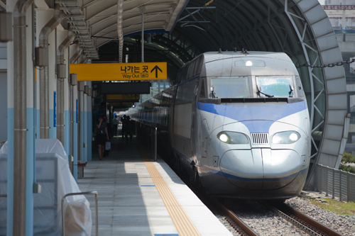 仁川空港駅では１日に２０本のＫＴＸが運行。ソウルと釜山（プサン）を結ぶ京釜線（キョンブソン）が１２本、全羅道（チョルラド）方面に向かう湖南線（ホナムソン）が４本の他、全羅線（チョルラソン）と慶全線（キョンジョンソン）が各２本運行しています。