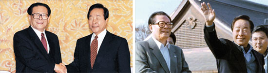 中国との対日外交協調、この２枚の写真に答えある＝１９９５年、金泳三大統領と江沢民中国国家主席は妄言を繰り返す日本を相手に“挟撃”をした。左の写真は１１月１４日、両首脳が青瓦台で首脳会談前に握手している姿。金大統領は「（日本の）悪い癖を直す」と述べた。右側の写真は４日後の１８日、大阪のＡＰＥＣ首脳会議で両首脳が散歩する姿。村山首相が会議場の入り口で待っていたが、両首脳は泰然と散歩を楽しみ、日本政府に向けて無言のデモをした。（中央フォト）
