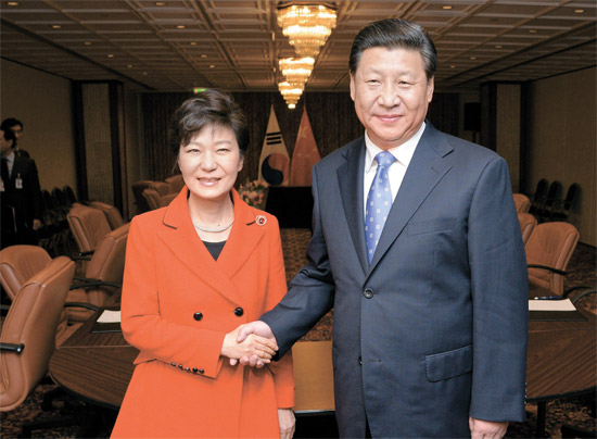 朴槿恵大統領と習近平中国国家主席が３月２３日にハーグで開かれた核セキュリティサミットで会談しあいさつを交わしている。両首脳は３日、就任から５回目となる会談を行う。