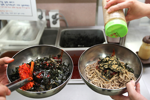 蕎麦粉で作った麺が特徴のマックッス（蕎麦冷麺）は、韓国の東北部・江原道（カンウォンド）の郷土料理。のりやキムチなどをトッピングしトンチミ（大根の水キムチ）の汁で食べるものと、コチュジャンベースのタレで野菜などと絡めて食べるものがあります。