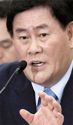 崔ギョン煥（チェ・ギョンファン）経済副総理候補が８日、人事聴聞会に出席し、議員の質問に答えている。崔候補は「経済回復にあらゆる政策手段を動員する」と明らかにした。