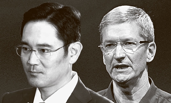 サムスン電子の李在鎔副会長（左）とアップルのティム・クック最高経営責任者