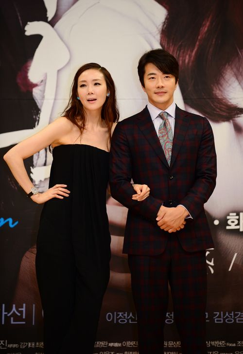 女優のチェ・ジウ（左）と俳優のクォン・サンウ