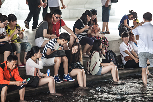 もっとも暑い時間帯である昼下がりには、日差しを避けて訪れる人々で橋の下がにぎわいます。川の水に足を浸せば、体も心も涼めそうです。