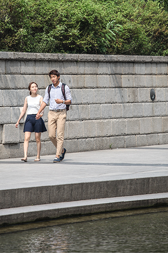 ラブラブカップルたちは暑さもへっちゃら！手をつないで歩くのにぴったりの川沿いは、絶好のデートコースでもあります。