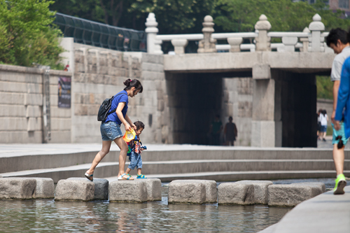 植物や魚に触れられ、川のせせらぎを気軽に楽しめる清渓川。天気の良い日こそ、ソウル都心の癒しスポットを散歩してみてはいかがでしょう。