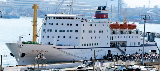 ２００２年９月、釜山アジア競技大会で北朝鮮応援団を乗せてきた万景峰号が多大浦（タデポ）港に停泊している。この船は応援団の宿舎兼食堂として使われた。（写真＝中央フォト）