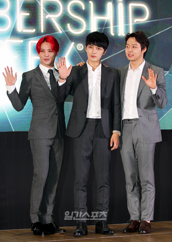 ３１日午後、ソウル三成洞（サムソンドン）ＣＯＥＸで開かれた「２０１４　ＪＹＪ　Ｍｅｍｂｅｒｓｈｉｐ　Ｗｅｅｋ」に登場したＪＹＪの（左から）キム・ジュンス、キム・ジェジュン、パク・ユチョン。