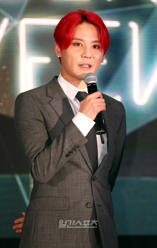 ３１日午後、ソウル三成洞（サムソンドン）ＣＯＥＸで開かれた「２０１４　ＪＹＪ　Ｍｅｍｂｅｒｓｈｉｐ　Ｗｅｅｋ」で取材陣に挨拶しているＪＹＪのキム・ジュンス。