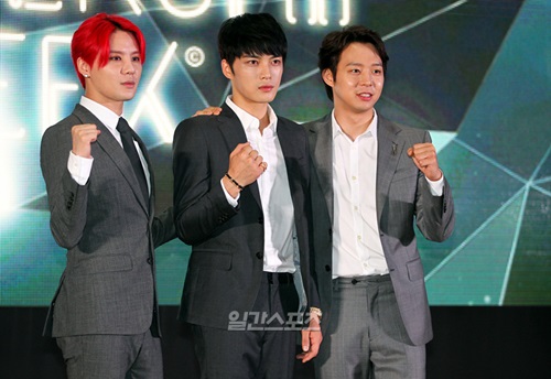 ３１日午後、ソウル三成洞（サムソンドン）ＣＯＥＸで開かれた「２０１４　ＪＹＪ　Ｍｅｍｂｅｒｓｈｉｐ　Ｗｅｅｋ」でファイトを叫ぶＪＹＪの（左から）キム・ジュンス、キム・ジェジュン、パク・ユチョン。