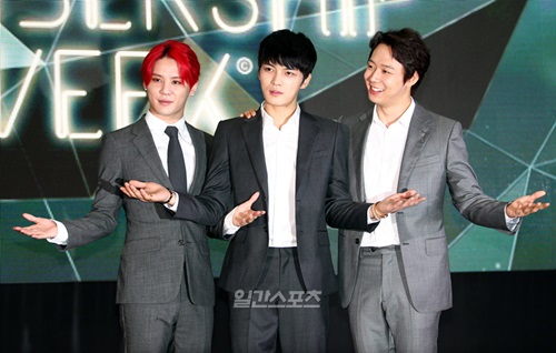 ３１日午後、ソウル三成洞（サムソンドン）ＣＯＥＸで開かれた「２０１４　ＪＹＪ　Ｍｅｍｂｅｒｓｈｉｐ　Ｗｅｅｋ」に登場したＪＹＪの（左から）キム・ジュンス、キム・ジェジュン、パク・ユチョン。