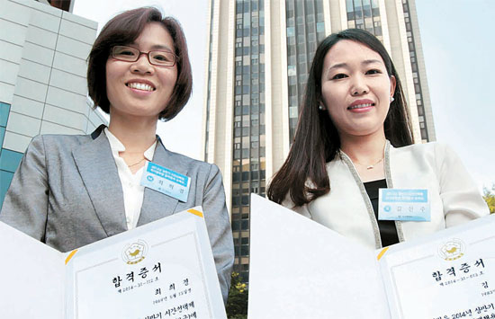 時間選択制公務員に選ばれたチェ・ヒギョンさんとキム・ソンジュさんが合格証書を持ってにっこり笑っている。