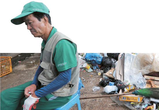 先月３０日午後、漢江（ハンガン）の纛島（トゥクソム）地区清掃本部ゴミ集荷場。冬季に比べ訪れる市民が多くてゴミの量も６～７倍に増える夏には、ゴミの分別作業だけで３～４時間かかる。