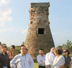 世界数学者大会参加者が１１日午後、新羅時代に作られた瞻星台を観覧している。