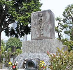 東京都心の雑司ヶ谷霊園にあるＡ級戦犯・東条英機の墓。