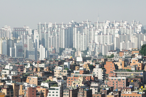 韓国にもアパートや一戸建てなど様々な住居が存在しますが、人々はひとつの住まいに平均何年ぐらい住むのでしょうか？最近ソウル市の研究機関が発表した調査結果によると、ソウル市民の場合５年未満が５１％と最も多いことが明らかになりました。