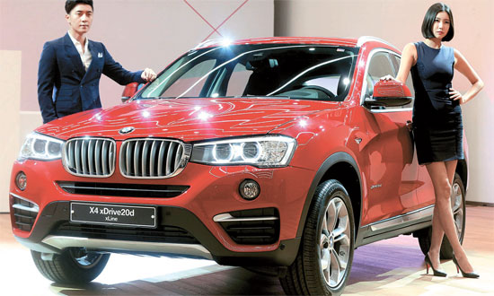 ＢＭＷのクーペ型ＳＵＶ「ニューＸ４」（写真＝ＢＭＷ）