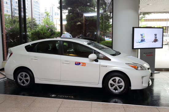 韓国のタクシー市場に投入されるトヨタのハイブリット車「プリウス」