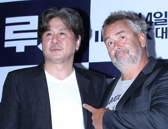 ２０日午後、ソウル市内の劇場で開かれた映画『ルーシー』記者懇談会でリュック・ベッソン監督（右）が滑稽な表情で俳優チェ・ミンシクとポーズを取っている。『ルーシー』はチェ・ミンシクのハリウッド進出作だ。