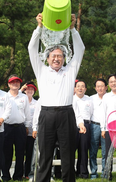 氷水をかぶる金武星（キム・ムソン）セヌリ党代表