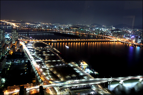 地上６０階建て、２６４メートルの高さを誇る汝矣島（ヨイド）の「６３ルディング」も、夜景を楽しむのにぴったり。ビルで食事や公演などを楽しんだら、最上階の展望台「６３　ＳＫＹ　ＡＲＴ」から眺めるスーパームーンで一日を締めくくるのも良いでしょう。